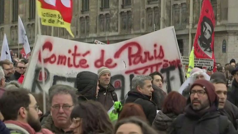 Pod tlakem protestů francouzská vláda ustupuje od tvrdé důchodové reformy